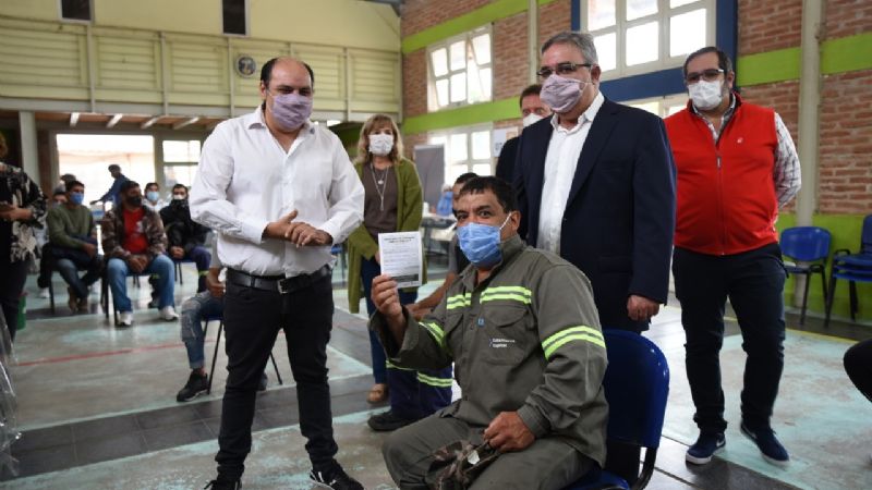 Capital, primer municipio del país que vacuna a sus trabajadores estratégicos