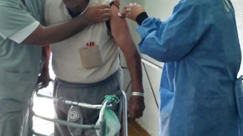Continúa la vacunación antigripal en residencias de adultos mayores