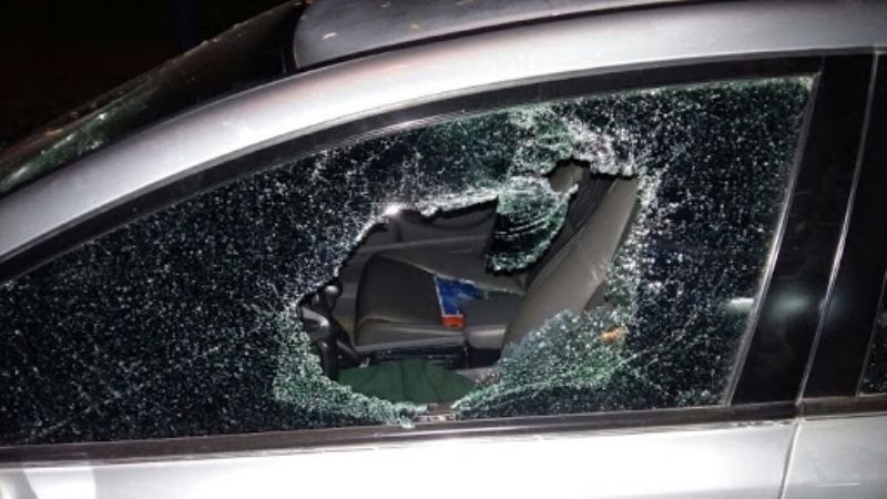 Mujer denunció a un hombre por romperle el auto