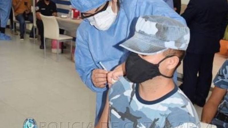 Continúa la vacunación a policías