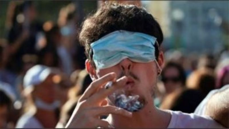 "Coronaidiota" para los que no cumplen las normas sanitarias