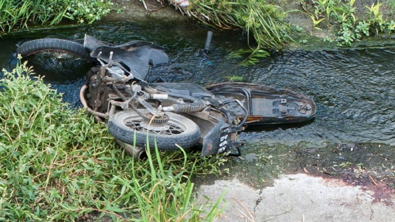 Motociclistas perdieron el control y cayeron a un canal