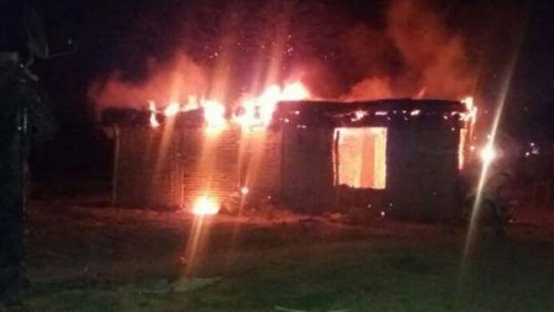 Prendió fuego una casa y se escondió en un descampado