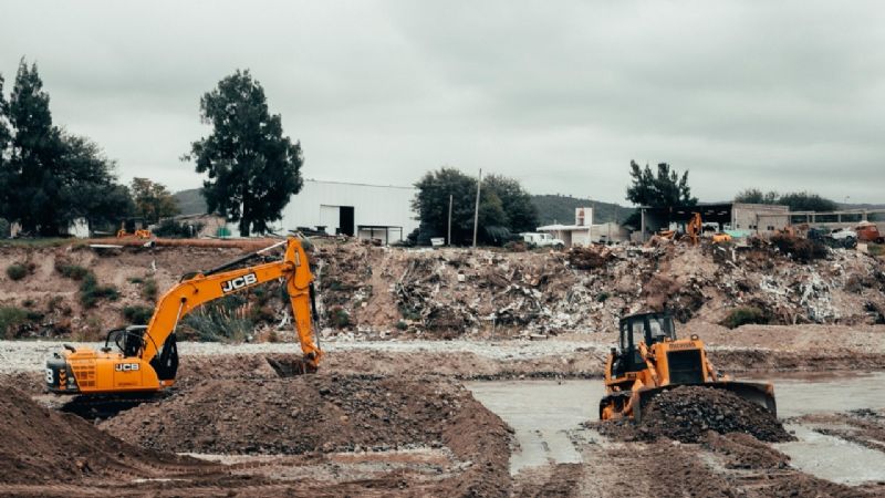 Tareas de encauzamiento del Río del Valle