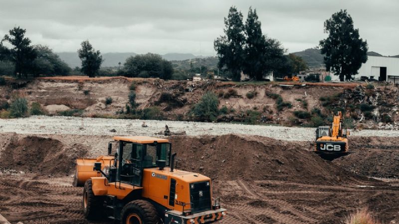 Tareas de encauzamiento del Río del Valle