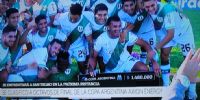LOS JUGADORES de Banfield con el cheque por 1.480.000 pesos del premio por el pase a 8vos. de la Copa Argentina.