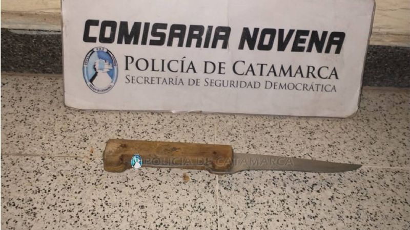 Policías detienen a un violento con un cuchillo