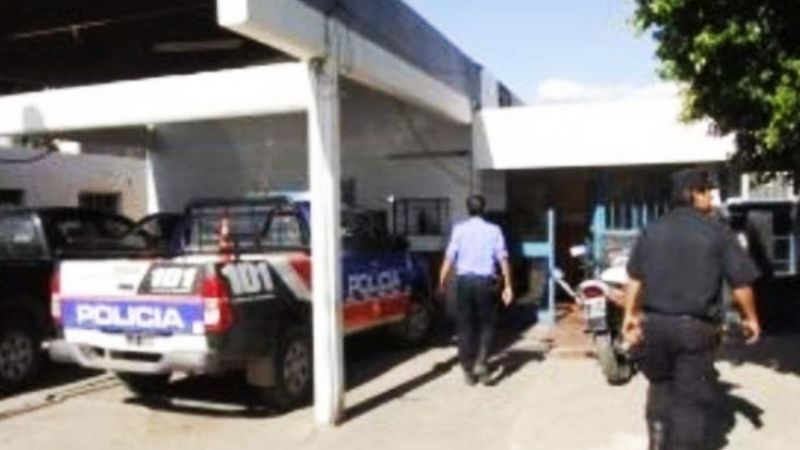 Agredió a su familia y a policías