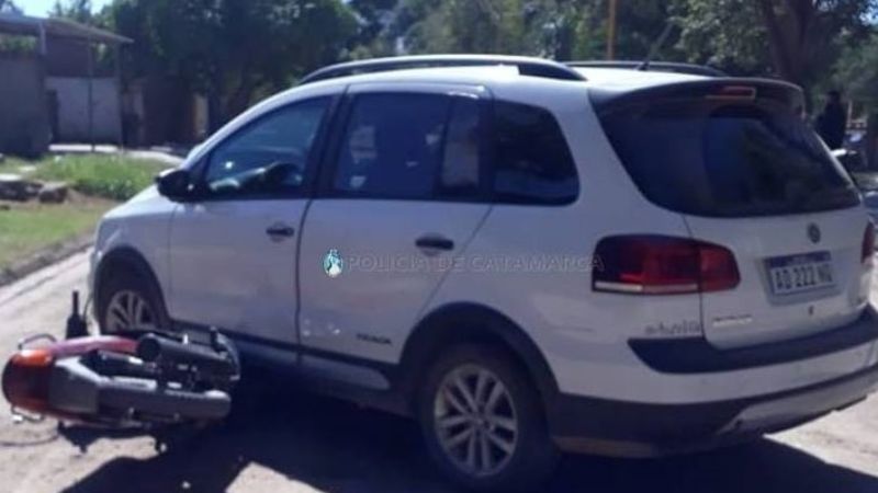 Motociclista terminó en el hospital tras chocar con un auto