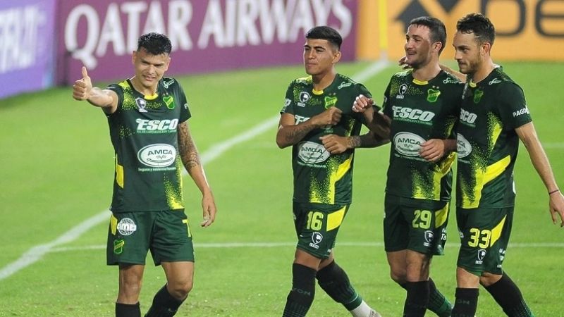 Defensa y Justicia goleó a Universitario y es escolta