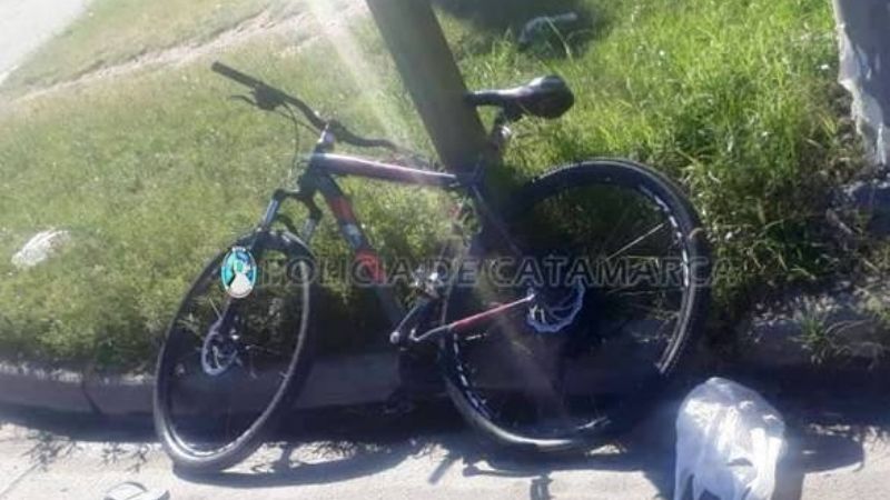 Embistió a un nene que iba en bicicleta y huyó
