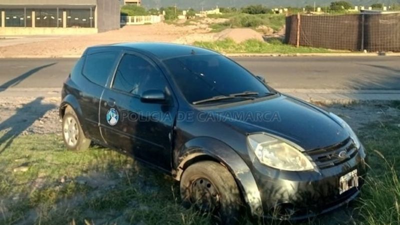 Colisionó contra un auto estacionado y quiso pegarle a los policías
