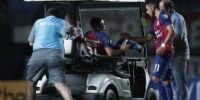 EL JUVENIL Palacios salió lesionado, siendo retirado en carrito. 