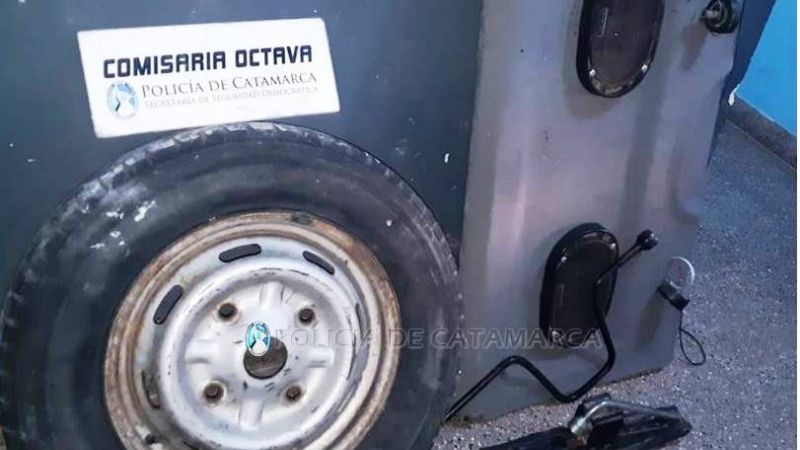 Persiguen a ladrón en auto que cometió varios robos