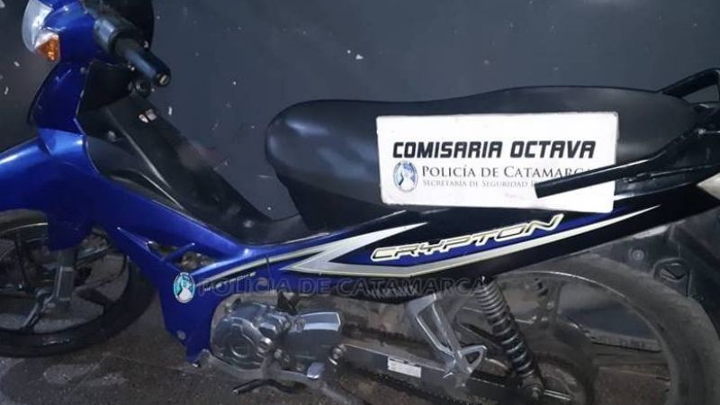Persiguen a ladrón en auto que cometió varios robos