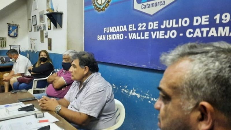 Sarmiento deja Las Chacras y "bendijo" a Cisterna como sucesor