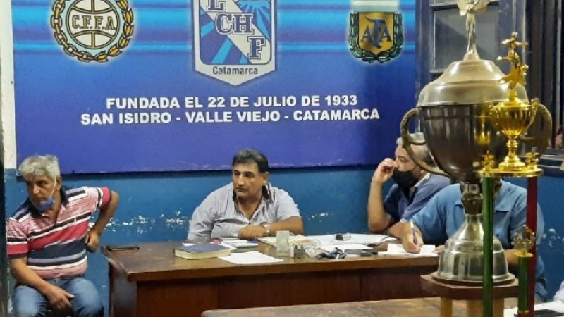 Sarmiento deja Las Chacras y "bendijo" a Cisterna como sucesor