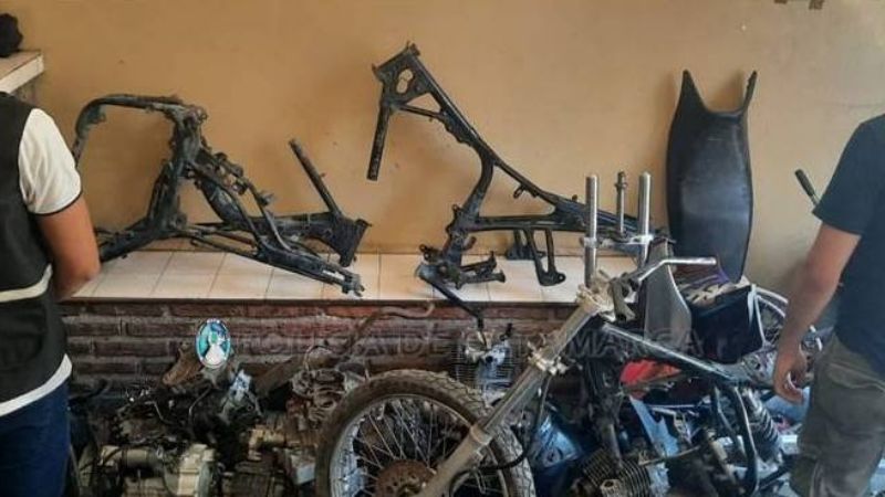 Secuestran varias motopartes en un taller mecánico
