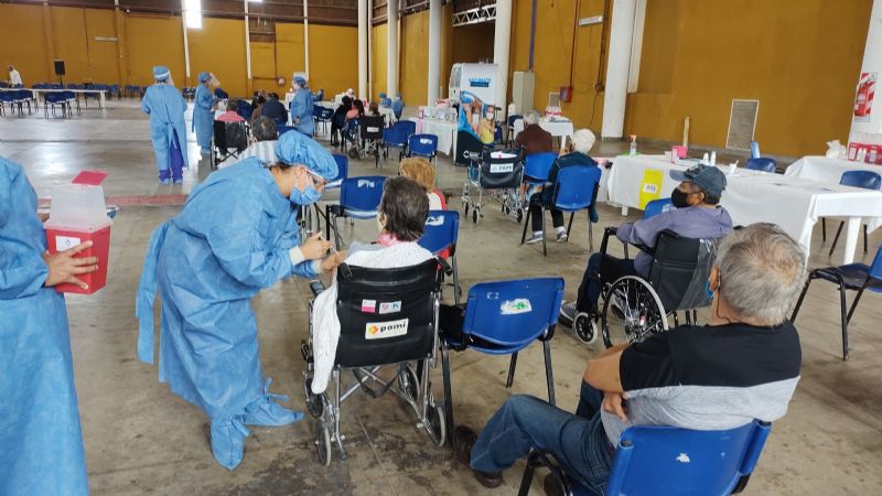 Continúa la vacunación para personas de 70 a 74