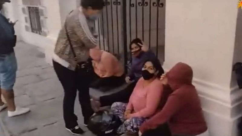 Mujeres se encadenaron en las rejas de la Municipalidad