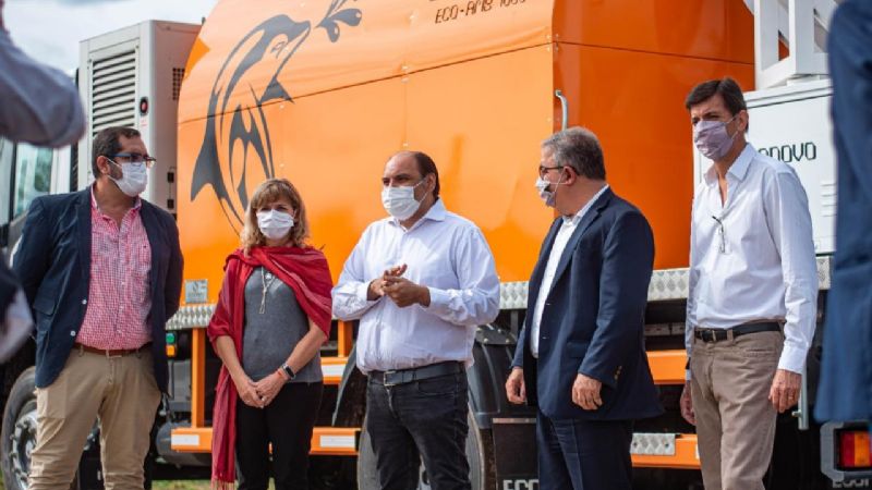 El gobernador entregó un camión fumigador a la Capital