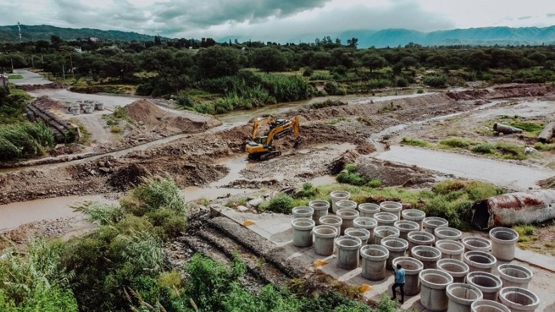 Trabajan para habilitar nuevamente el badén del Camino de la Virgen
