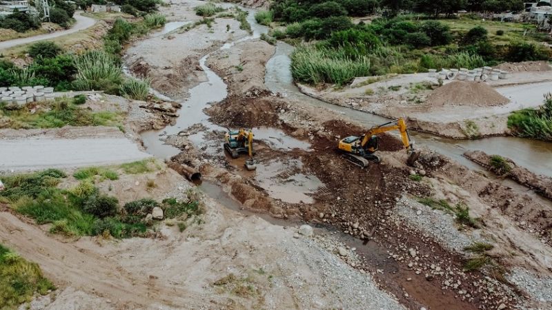 Trabajan para habilitar nuevamente el badén del Camino de la Virgen