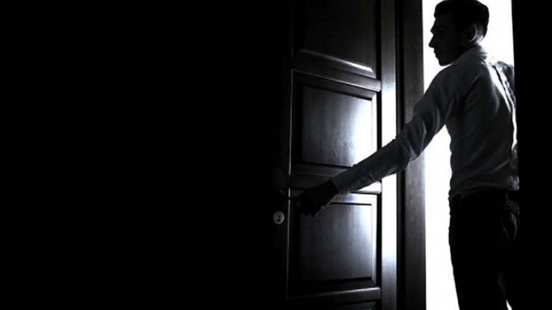 Abusó a la empleada mientras dormía: "¿Te gusta cómo te estoy tocando?"