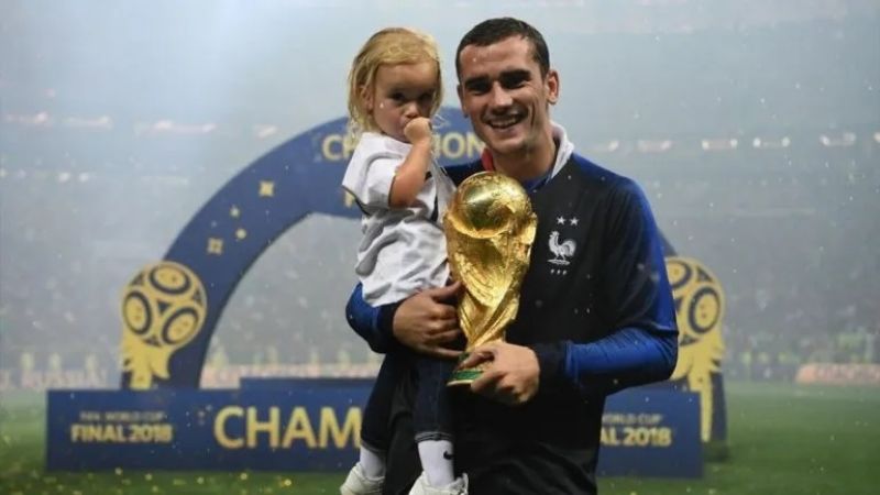 Otro récord de Griezmann; sus 3 hijos nacieron el 8 de abril