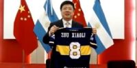El Embajador chino en Argentina, Zou Xiaoli, con la camiseta de Boca regalada por Ameal.