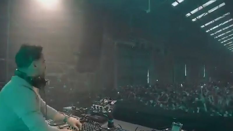 Sin mascarillas ni distancia social: una discoteca inglesa abrió por primera vez