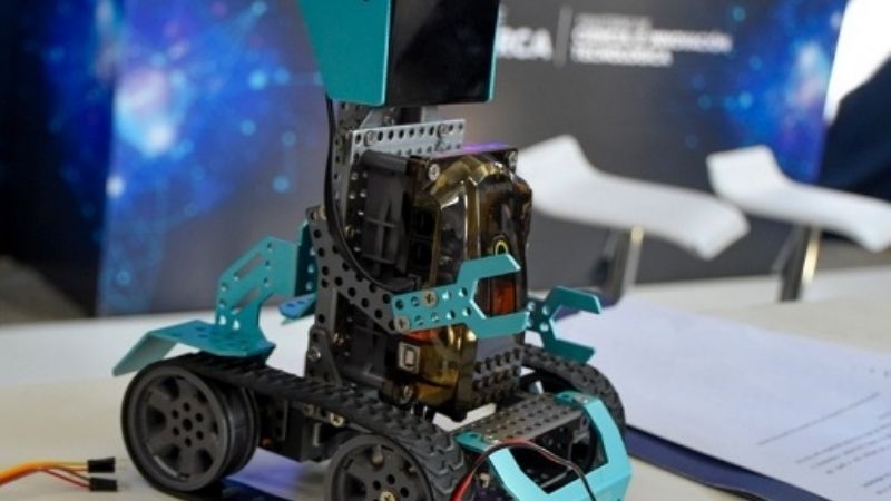 Programa de capacitación en robótica y tecnología para educar