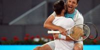 ZEBALLOS festeja con su compañero Granollers el título en Madrid.