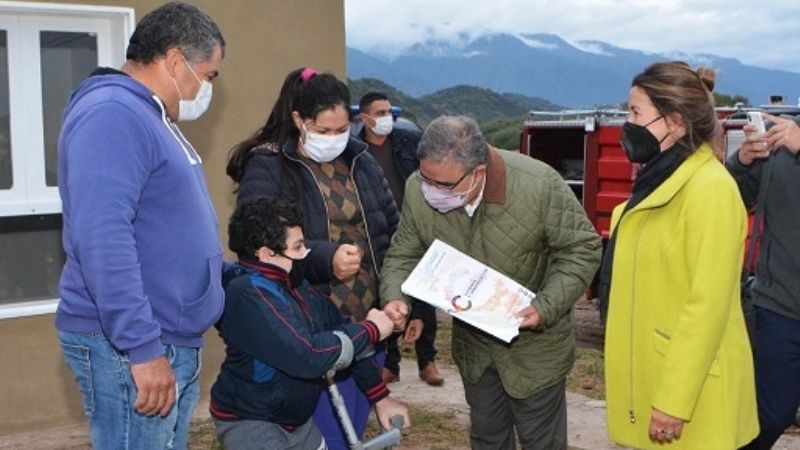 Jalil entregó 30 vivienda en Valle Viejo