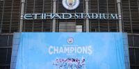 A PUERTAS CERRADAS, el City festejó con una bandera en su estadio.