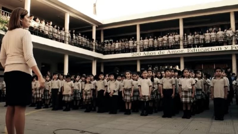En el Día del Himno Nacional, alumnos cantan la introducción de la canción patria