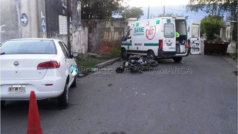 Choque entre un auto y una moto
