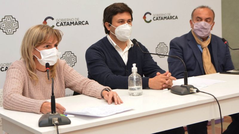 La ola de contagios aumenta y evalúan una restricción total