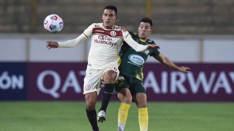 Defensa igualó con Universitario en Perú y es escolta