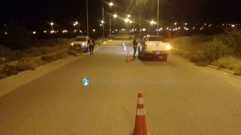 Retienen vehículos y notifican a personas en controles en Capital y Valle Viejo
