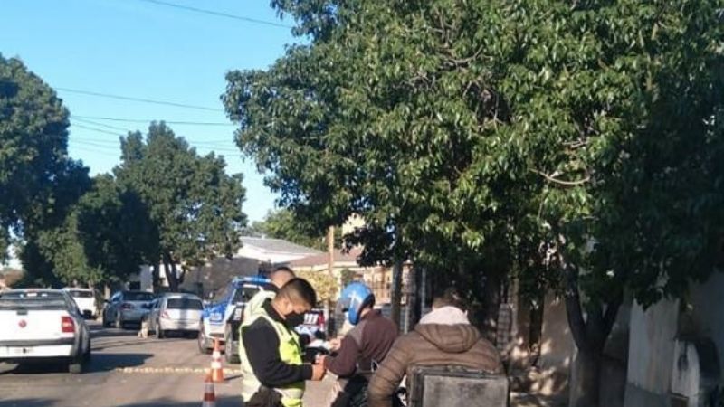 Retienen vehículos y notifican a personas en controles en Capital y Valle Viejo