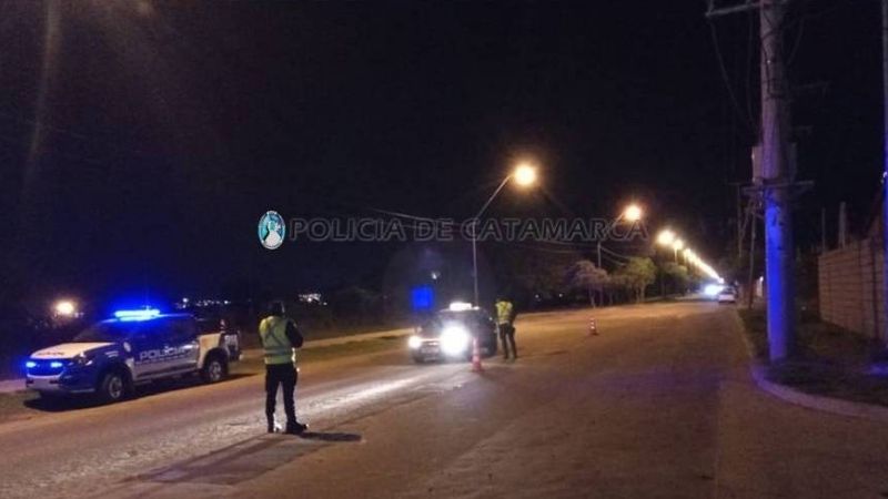 Retienen vehículos y notifican a personas en controles en Capital y Valle Viejo
