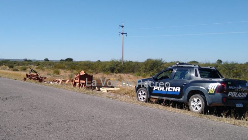 Camión cargado de muebles volcó en la ruta 20