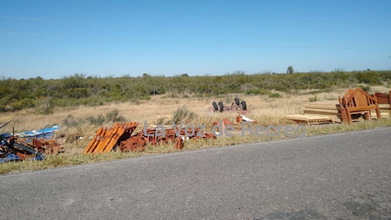 Camión cargado de muebles volcó en la ruta 20