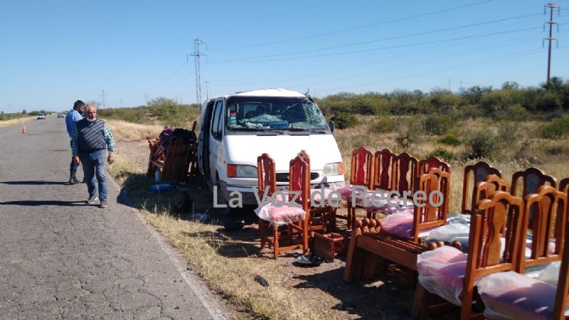 Camión cargado de muebles volcó en la ruta 20