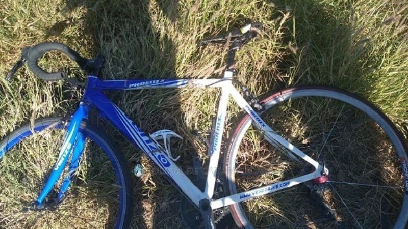 Perdió el control de la bicicleta y cayó al piso