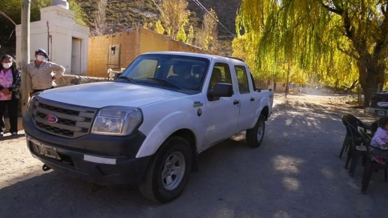 Paulón entregó una camioneta a los pobladores de Las Papas