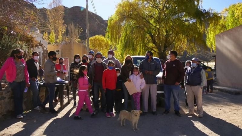 Paulón entregó una camioneta a los pobladores de Las Papas