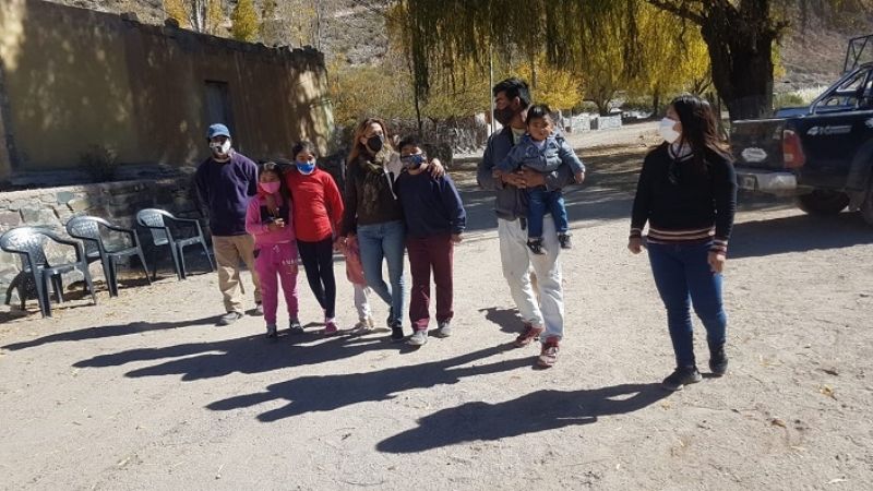 Paulón entregó una camioneta a los pobladores de Las Papas