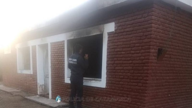 Policías sofocaron el incendio de una vivienda en Capayán